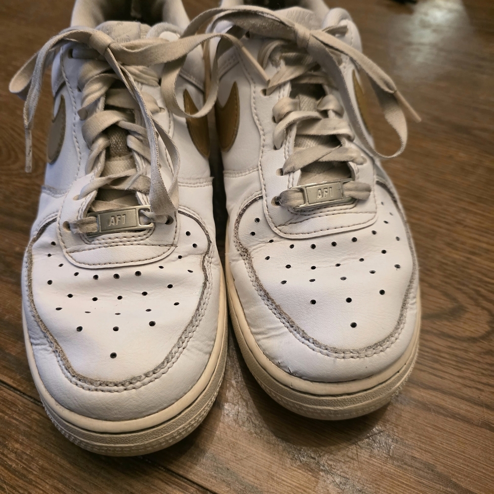 Nike Air Force 1. 2007. Size 7.5 Mens. Gold/ White. See All Pictures. - Picture 3 of 16